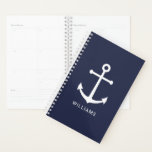 Ancre blanche marine et nom personnalisé sur bleu<br><div class="desc">Moderne minimaliste planificateur nautique avec ancre blanche avec nom personnalisé en blanc moderne sans serif style de police sur arrière - plan bleu marine.
Parfait comme cadeau pour le jour de l'an et toutes les occasions spéciales.</div>