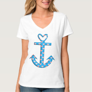 Ancrez avec le T-shirt de coeurs