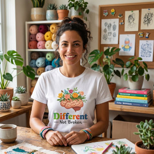 Anders, niet stuk, bloemrijk brein: neurodiversite Tri-Blend shirt