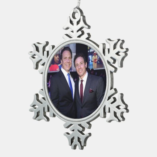Andrew en Chris Cuomo Tin Sneeuwvlok Ornament (Rechts)