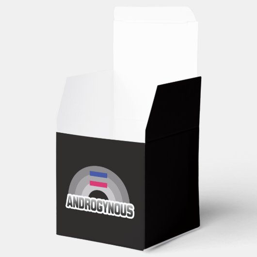 Androgyn trots bedankdoosjes (Geopend)