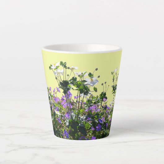 Anemone en Geranium Cust. Gele latte Mok (Voorkant)