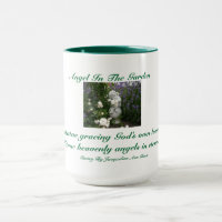 Ange dans la tasse de sonnerie de jardin