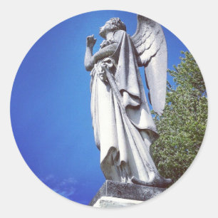 Angel en een heldere blauwe hemel ronde sticker