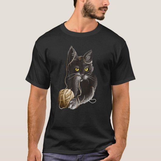 Angry Cat With Yellow eyes Stuck in a Ball of Stri T-shirt (Voorkant)