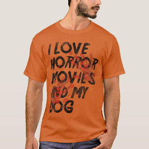 Angstige knuffel mijn puppyhond en kijk naar horro t-shirt