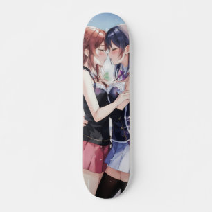 Anime meisjes houden elkaar vast skateboard