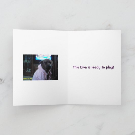 Anna Belle in haar nieuwe roze jumpsuit Kaart (Binnen)