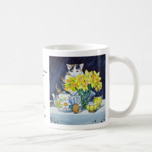 Annabelle derrière la tasse de fleurs
