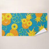 Anneaux d'ananas : Caricature de Doodle Vintage. (Serviette de bain)