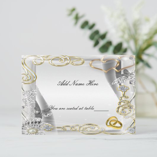 Anneaux de mariage en or et carte de table coeurs (Debout devant)
