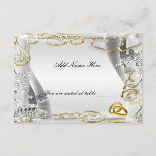 Anneaux de mariage en or et carte de table coeurs