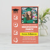 Année de classe Orange Graduation Party Invitation (Debout devant)
