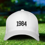 Année de naissance papa Casquette brodé, Casquette<br><div class="desc">Cette Simple année de naissance 1984 Papa Minimaliste Brodé Casquette, Flexfit White Casquette est parfait pour papa branché et sportif. 🦋 AVIS : le texte au verso. 🦋 Vous pouvez facilement customiser le produit en ajoutant votre propre année et le texte ("papa", "père", "Mike"... ) pour le rendre complètement unique....</div>