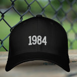 Année de naissance papa Casquette brodé, Casquette<br><div class="desc">Cette Simple année de naissance 1984 Papa Minimaliste Brodé Casquette, Flexfit Black Wool Casquette est parfait pour papa branché et sportif. 🦋 AVIS : le texte au verso. 🦋 Vous pouvez facilement customiser le produit en ajoutant votre année et le texte ("papa", "père"... ) pour le rendre complètement unique. Vous...</div>