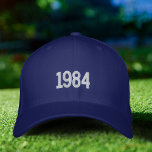 Année de naissance papa Casquette brodé, Casquette<br><div class="desc">Cette Simple année de naissance 1984 Papa Minimaliste Brodé Casquette, Flexfit Blue Casquette est parfait pour papa branché et sportif. 🦋 AVIS : le texte au verso. 🦋 Vous pouvez facilement customiser le produit en ajoutant votre propre année et le texte ("papa", "père", "Mike"... ) pour le rendre complètement unique....</div>