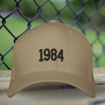 Année de naissance papa Casquette brodé, Flexfit C<br><div class="desc">Cette Simple année de naissance 1984 Papa Minimaliste Brodé Casquette, Flexfit Brown Laine Casquette est parfait pour papa branché et sportif. 🦋 AVIS : le texte au verso. 🦋 Vous pouvez facilement customiser le produit en ajoutant votre année et le texte ("papa", "père"... ) pour le rendre complètement unique. Vous...</div>
