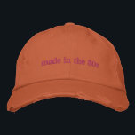 Année personnalisée Décennie Né Anniversaire 80s C<br><div class="desc">Célébrez vos racines des années 80 avec ce casquette de baseball brodé branché avec le texte simple mais audacieux "Fabriqué dans les années 80". Avec un design rétro minimaliste et une couleur de fil personnalisable, ce casquette est parfait pour des sorties décontractées, des rencontres nostalgiques, ou juste pour montrer votre...</div>