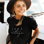 Année personnalisée Vintage 40e anniversaire Cool<br><div class="desc">Le T-shirt Vintage Custom Year 40th Birthday ou Cool Anniversary avec Elegant Boho Script Typography est la façon parfaite de célébrer un événement marquant. Ce T-shirt présente un design vintage classique et intemporel avec une élégante typographie de script boho qui ajoute une touche de sophistication à l'ensemble du look. Le...</div>
