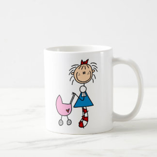 Annie avec la tasse de voiture d'enfant