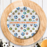 Anniversaire de enfant de balles de football<br><div class="desc">Plaques de fête d'anniversaire sur le thème du football ! Ce design de ballon de football mignon et coloré est parfait pour votre petite fête de football de champion! Personnalisez-vous avec le nom de votre enfant, l'événement de célébration ou utilisez-vous comme groupe et ajoutez votre nom d'équipe ! Une assiette...</div>