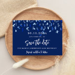 Anniversaire marine bleu enregistrer la carte date<br><div class="desc">Une élégante carte Save the Date pour une fête d'anniversaire. Un bleu marine décoré de confettis. Personnalisez et ajoutez une date et un nom/âge. Le texte : Save the Date est écrit avec un grand script de style à la main tendance.</div>
