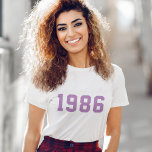 Anniversaire | Moderne tendance stylish mignon vio<br><div class="desc">T-shirt de l'année de naissance sur mesure "1986" élégant et tendance dans la typographie moderne minimaliste en bloc style collège style lilas violet. Le cadeau d'anniversaire parfait pour célébrer votre année de naissance,  d'établissement et de vintage qui peut être facilement personnalisé avec votre propre année.</div>