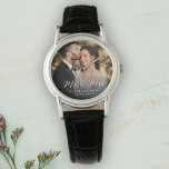 Anniversaire photo Mariage moderne Elégant<br><div class="desc">Cette élégante montre photo script sera un beau gardien de votre jour de mariage ! La calligraphie unique dit "Mr et Mrs" en plus de votre nom de famille et date personnalisés. Ajoutez votre photo mariage et faites-en un cadeau parfait pour la mariée mariée, un anniversaire ou un renouvellement de...</div>