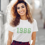 Anniversaire | Vert personnalisé Moderne Minimalis<br><div class="desc">T-shirt de l'année de naissance sur mesure "1986" élégant et tendance dans une typographie moderne minimaliste en bloc style collégial en vert. Le cadeau d'anniversaire parfait pour célébrer votre année de naissance,  d'établissement et de vintage qui peut être facilement personnalisé avec votre propre année.</div>