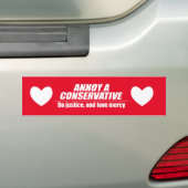 Annoy a Conservative - doe gerechtigheid Bumpersticker (Op auto)
