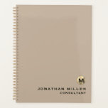 Annuaire de rendez-vous minimal pour le monogramme<br><div class="desc">Médaillon minime de luxe moderne en métal brossé Monogramme or Nom Titre Texte personnalisé Classic Bloc typographie Arrière - plan massif Beige Rendez-vous Planificateur de livre</div>