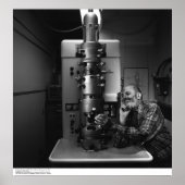 Ansel Adams met Electron Microscope, april 1965 Poster (Voorkant)