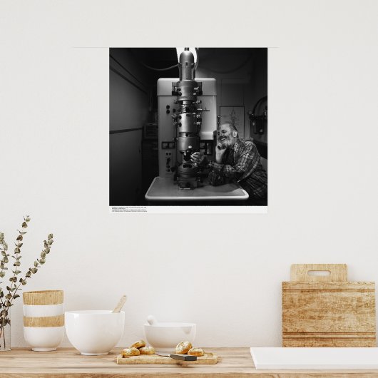 Ansel Adams met Electron Microscope, april 1965 Poster (Keuken)