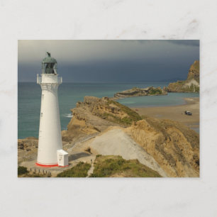 Ansichtkaart met vuurtoren die over de oceaan uitk briefkaart