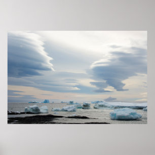 Antarctica. Bruin Bluff. Lenticulaire wolken Poster