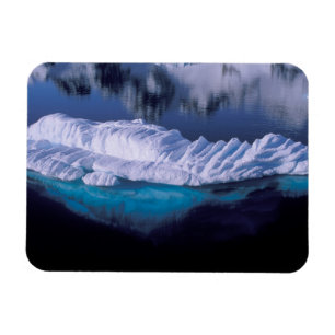 Antarctica, Paradise Bay. Ijsberg in kristal Magneet
