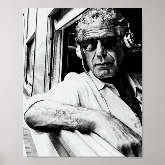 Anthony Bourdain met hoofdtelefoon 1 Poster (Voorkant)