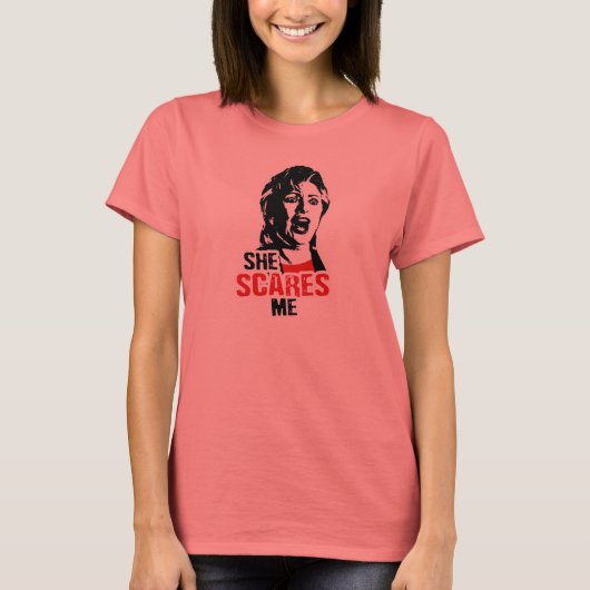 Anti-Hillary: Ze geeft me T-shirt aan (Voorkant)