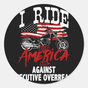 Anti-Trump-biker verzet zich tegen overdaad van le Ronde Sticker