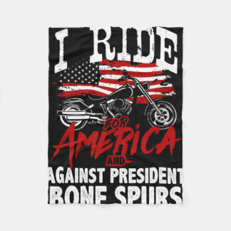 Anti Trump-motorrijder verzet zich tegen president Fleece Deken