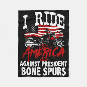 Anti Trump-motorrijder verzet zich tegen president Fleece Deken