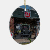 Antiek auto en pomp keramisch ornament (Rechts)