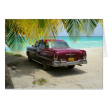 Antiek auto op het strand van Cuba