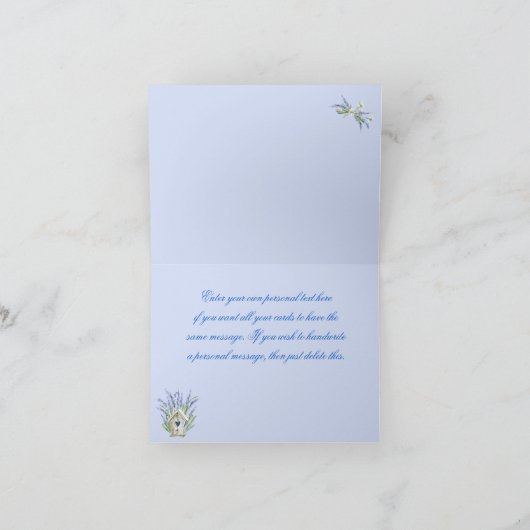 Antiek flessen gevuld met wilde bloemen op blauw bedankkaart (Binnen)