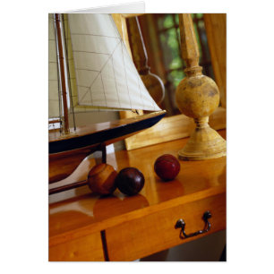 Antiek honkballen op een tafel met een modelvaartu