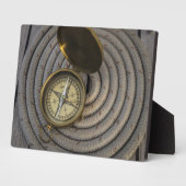 Antiek kompas op zeebootdek fotoplaat (Zijkant)