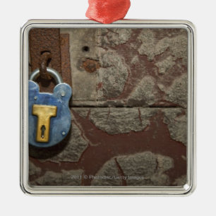 Antiek metalen slot op stenen muur metalen ornament