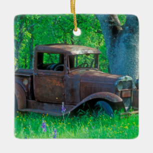 Antiek overbelaste vrachtwagen in een weide keramisch ornament