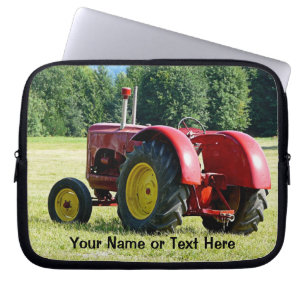 Antiek rode en gele trekker in het veld laptop sleeve