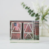 Antiek rode scheurdeuren met een vlag en een oude briefkaart (Staand voorkant)